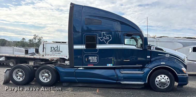 image for item YA1595 2020 Kenworth T680 semi truck