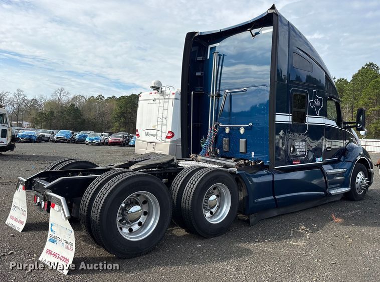 image for item YA1595 2020 Kenworth T680 semi truck