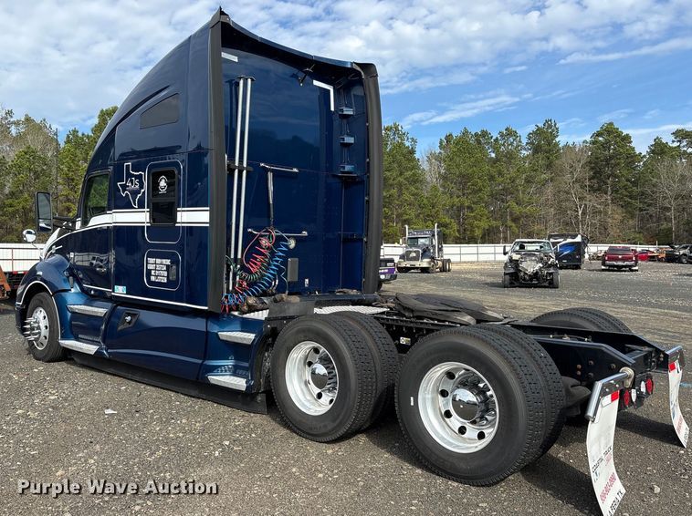 image for item YA1595 2020 Kenworth T680 semi truck