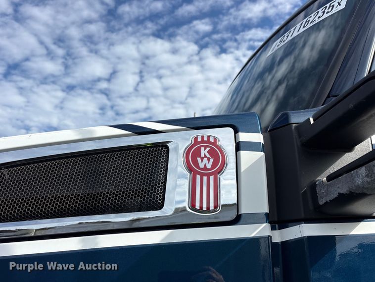 image for item YA1595 2020 Kenworth T680 semi truck