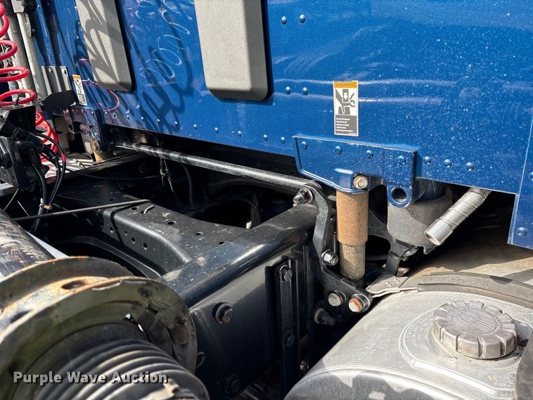 image for item YA1595 2020 Kenworth T680 semi truck