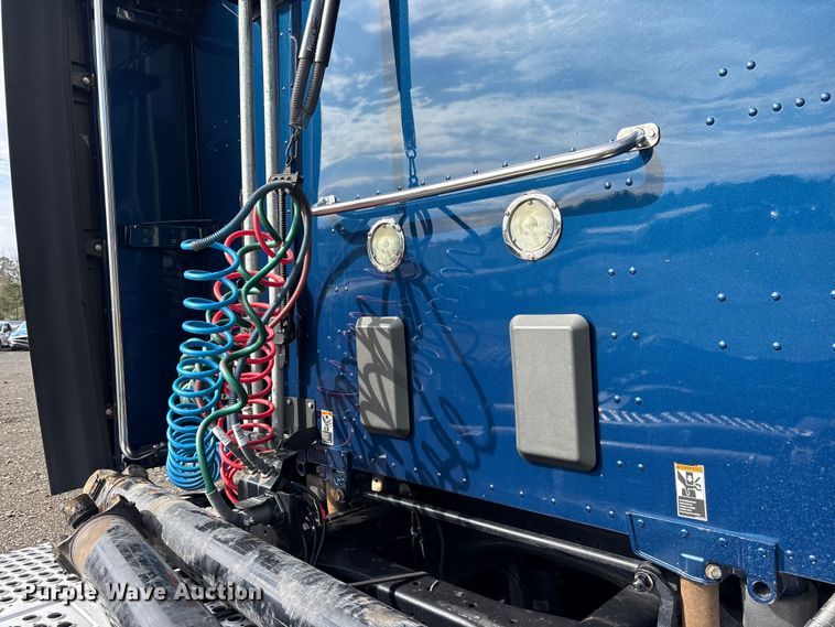 image for item YA1595 2020 Kenworth T680 semi truck