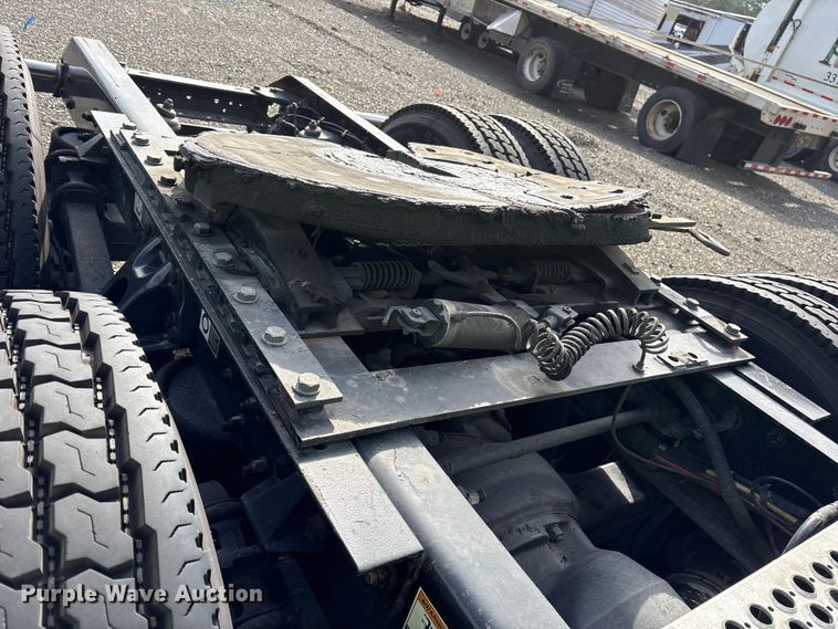 image for item YA1595 2020 Kenworth T680 semi truck