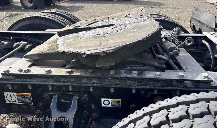 image for item YA1595 2020 Kenworth T680 semi truck