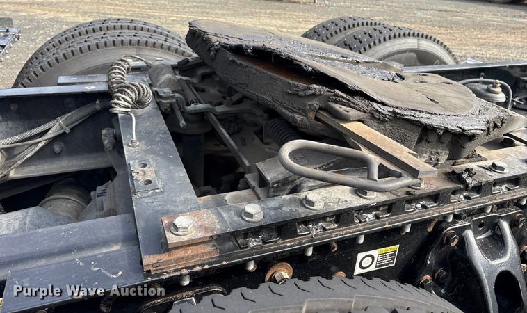 image for item YA1595 2020 Kenworth T680 semi truck