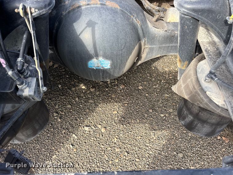 image for item YA1595 2020 Kenworth T680 semi truck