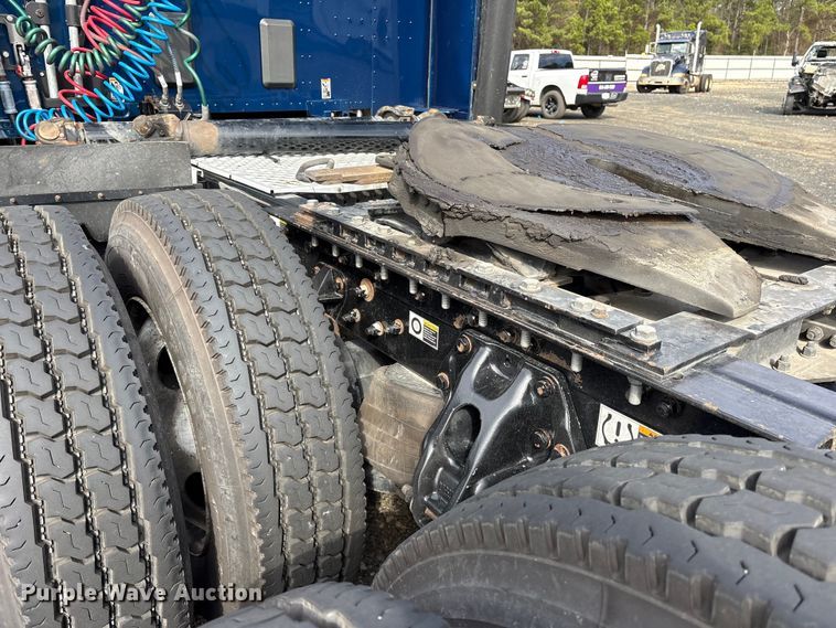 image for item YA1595 2020 Kenworth T680 semi truck