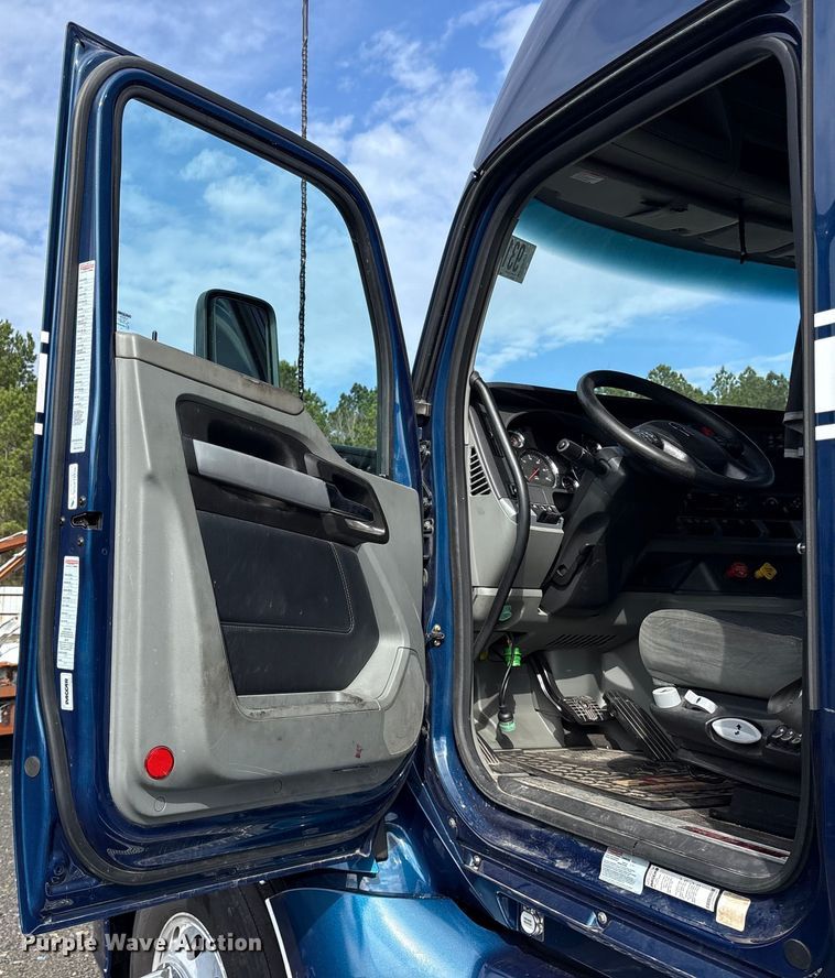 image for item YA1595 2020 Kenworth T680 semi truck