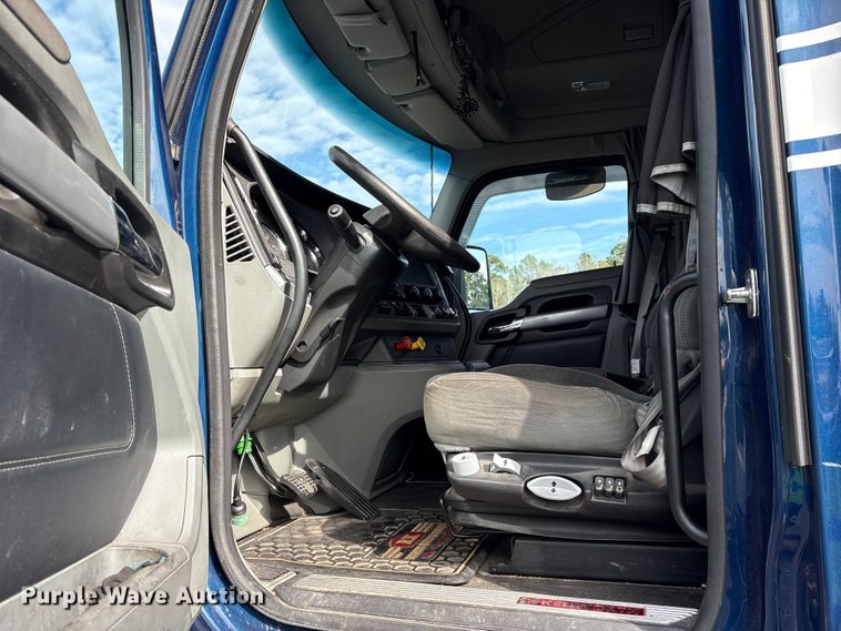 image for item YA1595 2020 Kenworth T680 semi truck