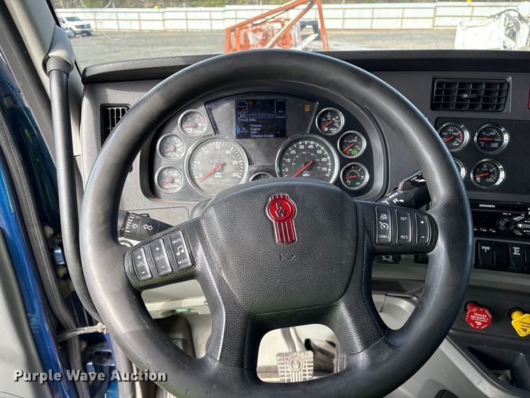 image for item YA1595 2020 Kenworth T680 semi truck