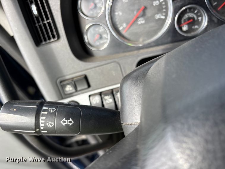 image for item YA1595 2020 Kenworth T680 semi truck