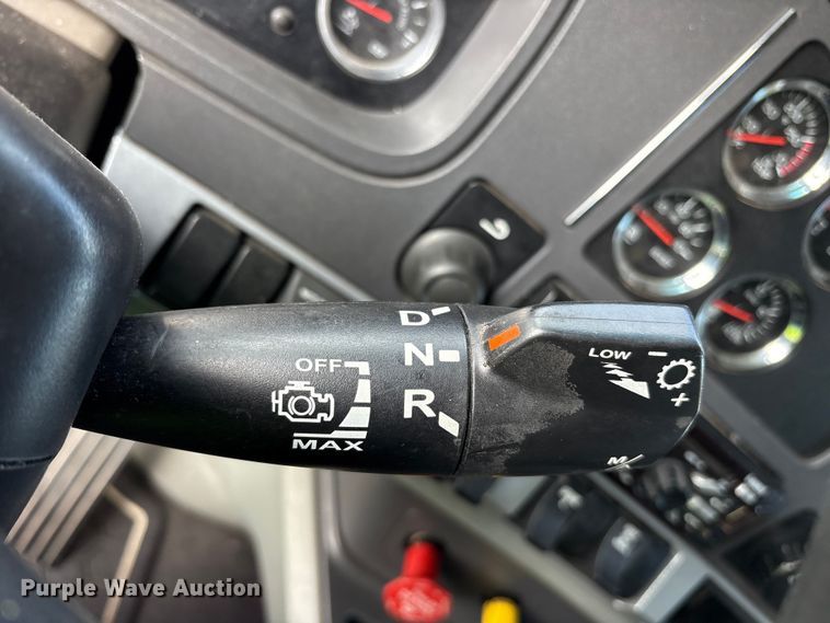 image for item YA1595 2020 Kenworth T680 semi truck