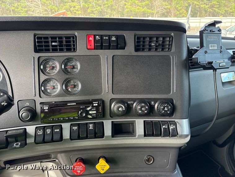 image for item YA1595 2020 Kenworth T680 semi truck