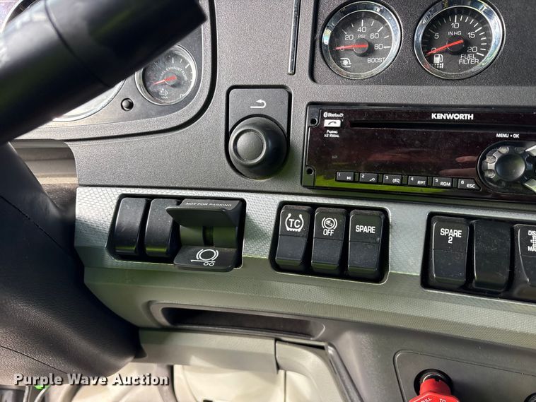 image for item YA1595 2020 Kenworth T680 semi truck