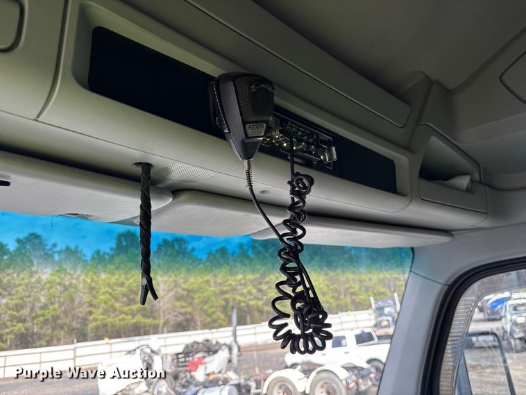 image for item YA1595 2020 Kenworth T680 semi truck