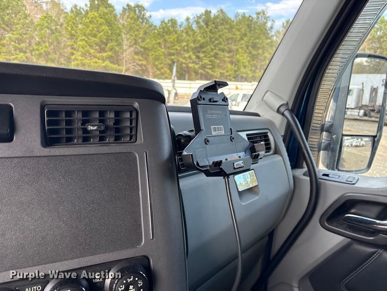 image for item YA1595 2020 Kenworth T680 semi truck