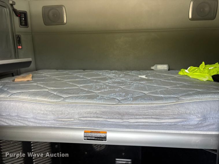 image for item YA1595 2020 Kenworth T680 semi truck