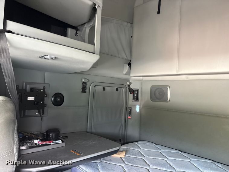 image for item YA1595 2020 Kenworth T680 semi truck