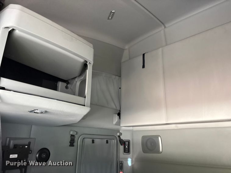 image for item YA1595 2020 Kenworth T680 semi truck