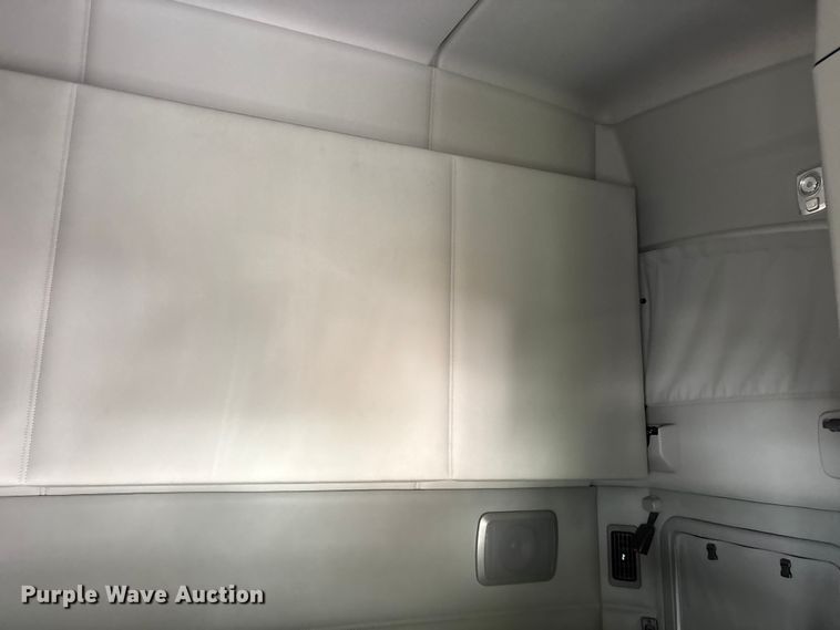 image for item YA1595 2020 Kenworth T680 semi truck