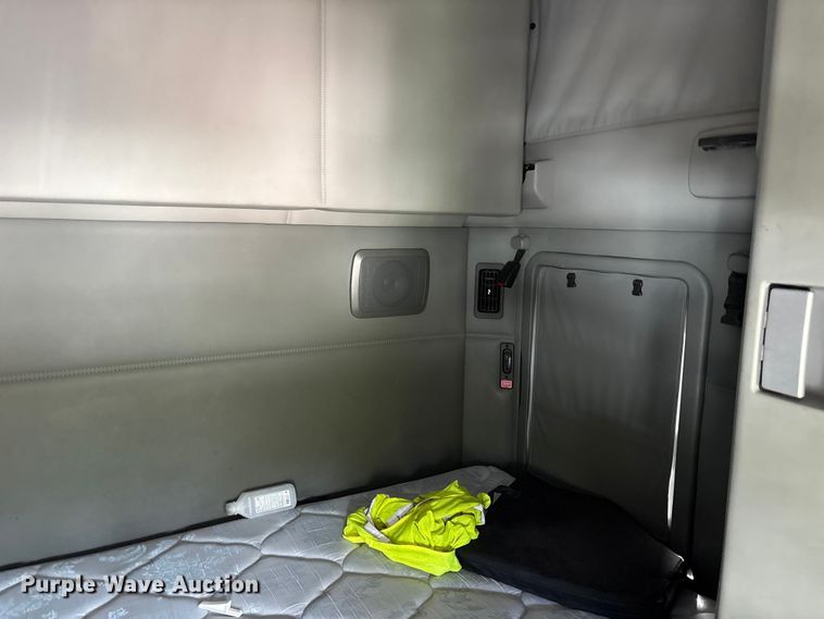 image for item YA1595 2020 Kenworth T680 semi truck