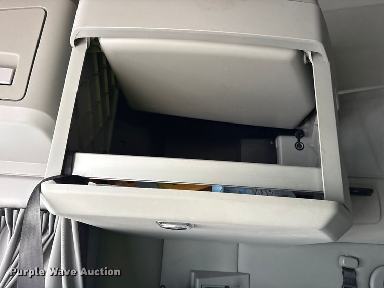 image for item YA1595 2020 Kenworth T680 semi truck