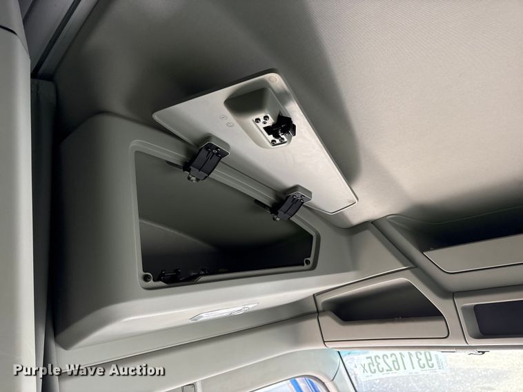 image for item YA1595 2020 Kenworth T680 semi truck