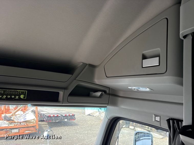 image for item YA1595 2020 Kenworth T680 semi truck