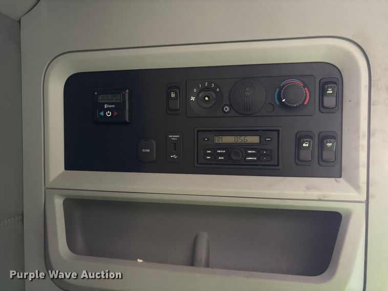 image for item YA1595 2020 Kenworth T680 semi truck