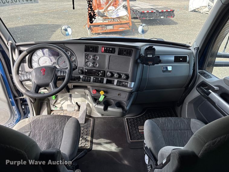 image for item YA1595 2020 Kenworth T680 semi truck