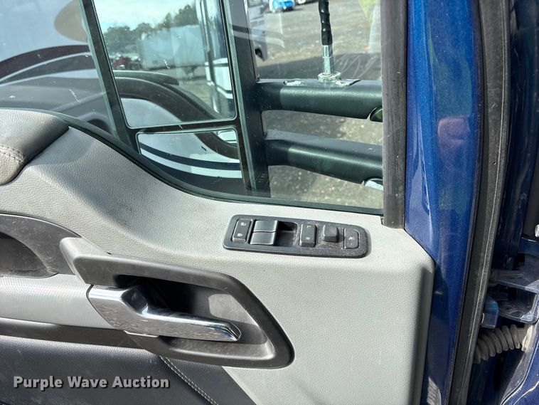 image for item YA1595 2020 Kenworth T680 semi truck