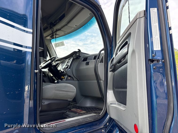 image for item YA1595 2020 Kenworth T680 semi truck