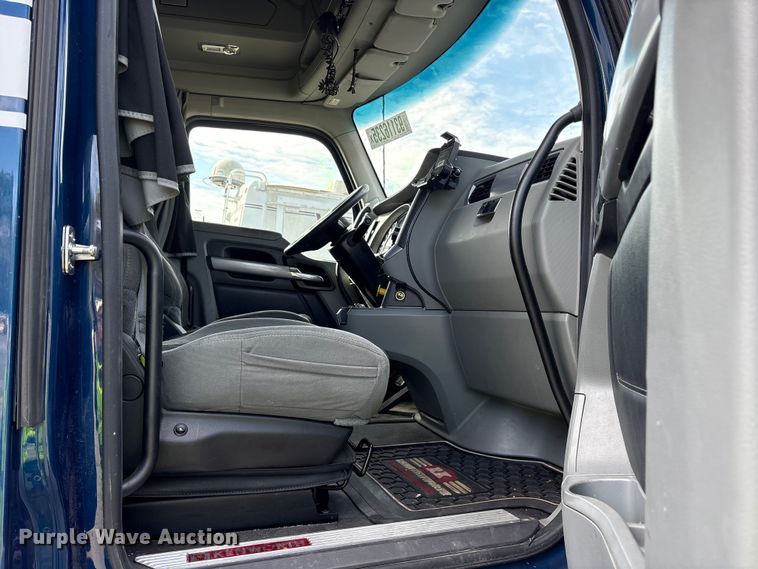 image for item YA1595 2020 Kenworth T680 semi truck