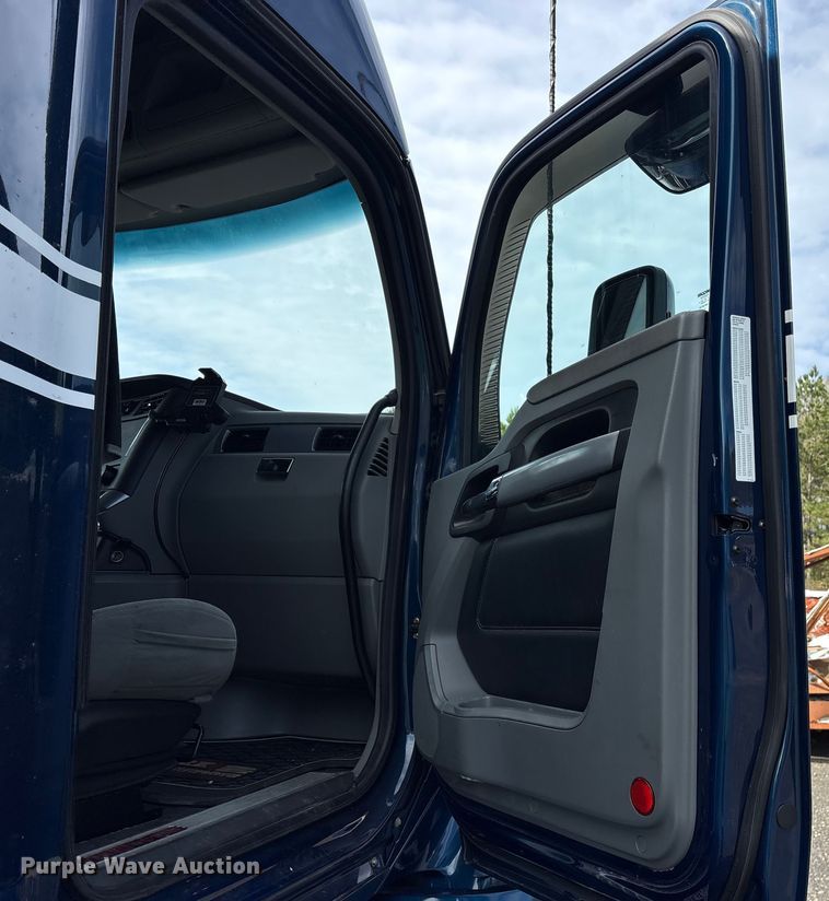 image for item YA1595 2020 Kenworth T680 semi truck