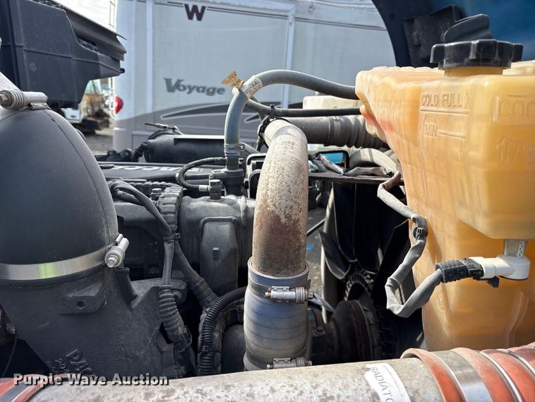 image for item YA1595 2020 Kenworth T680 semi truck