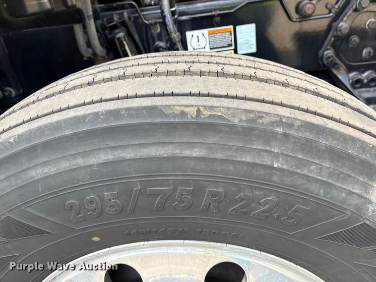 image for item YA1595 2020 Kenworth T680 semi truck