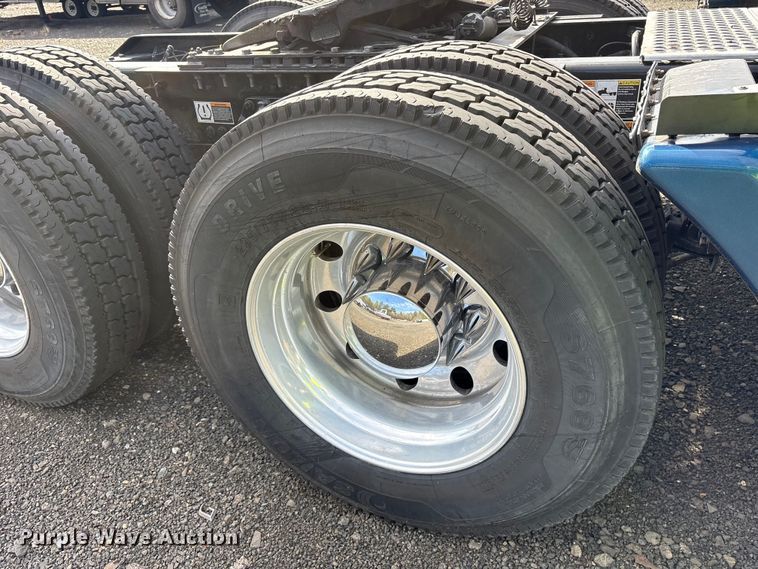 image for item YA1595 2020 Kenworth T680 semi truck