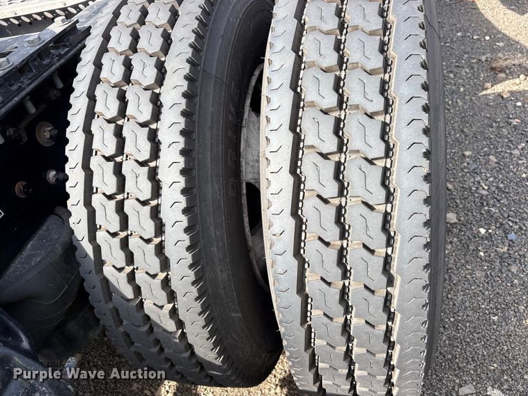 image for item YA1595 2020 Kenworth T680 semi truck