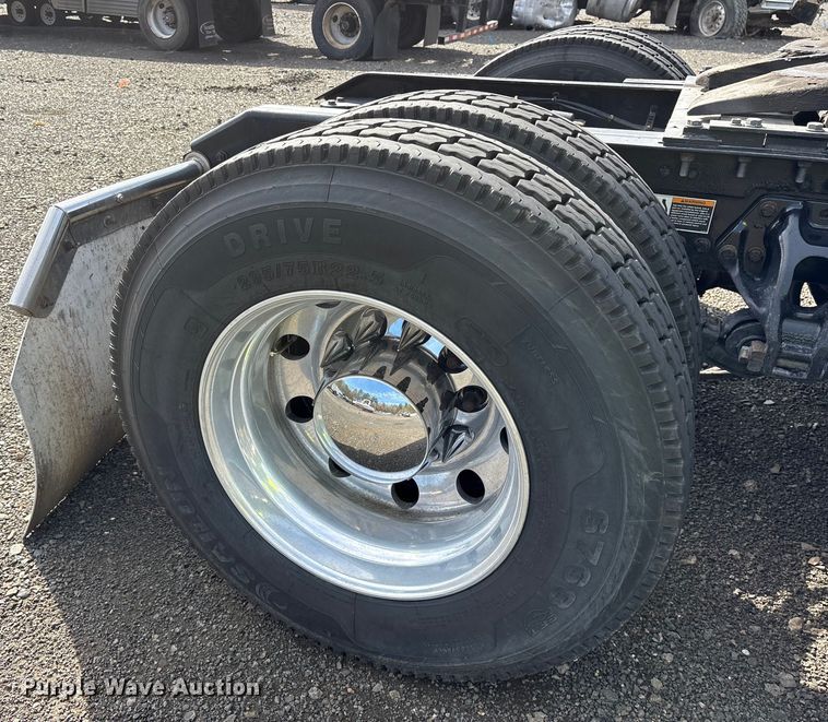 image for item YA1595 2020 Kenworth T680 semi truck