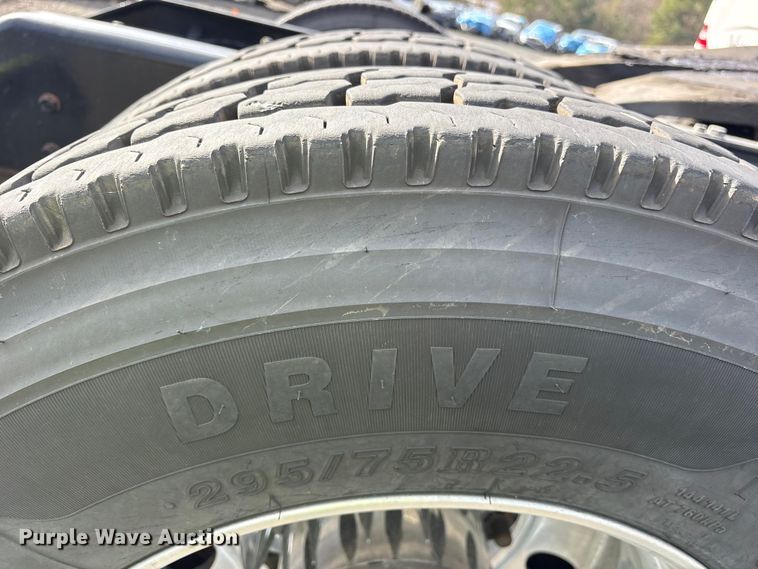 image for item YA1595 2020 Kenworth T680 semi truck