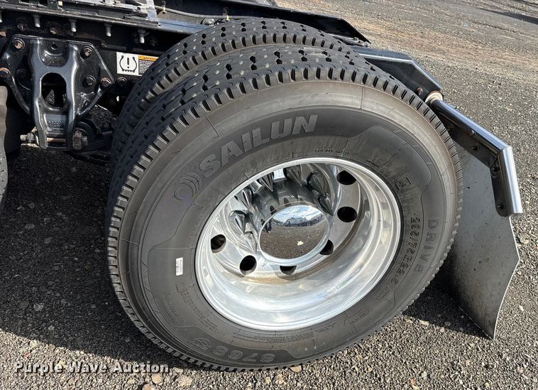 image for item YA1595 2020 Kenworth T680 semi truck