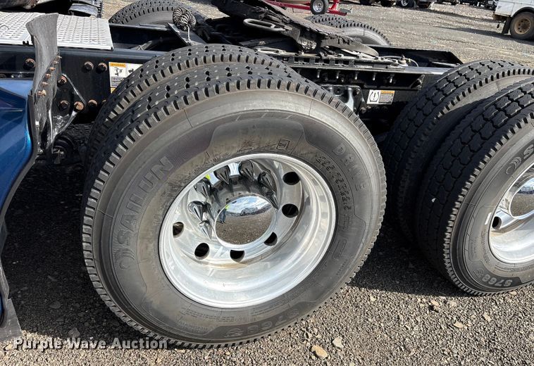 image for item YA1595 2020 Kenworth T680 semi truck