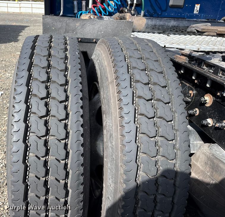 image for item YA1595 2020 Kenworth T680 semi truck