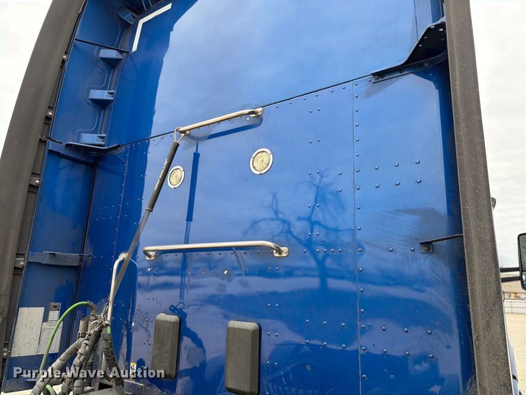 image for item YA1630 2019 Kenworth T680 semi truck