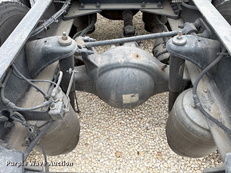 image for item YA1630 2019 Kenworth T680 semi truck