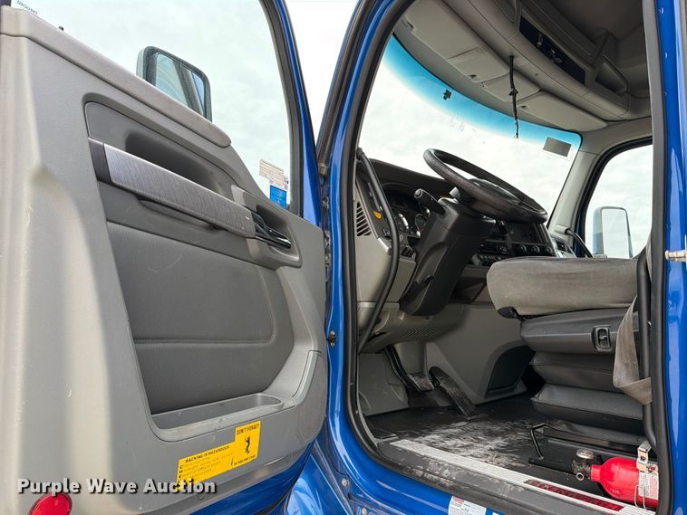 image for item YA1630 2019 Kenworth T680 semi truck