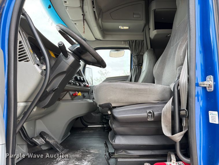 image for item YA1630 2019 Kenworth T680 semi truck