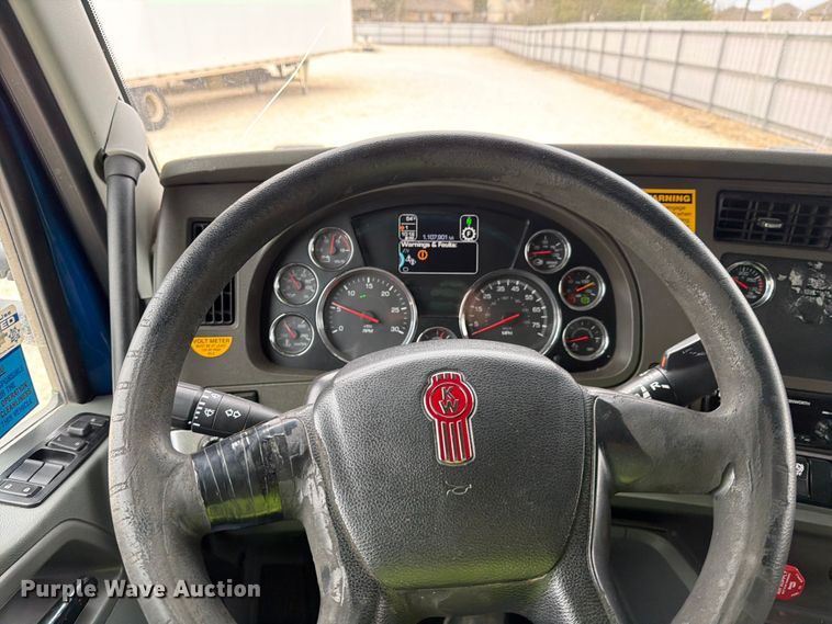 image for item YA1630 2019 Kenworth T680 semi truck