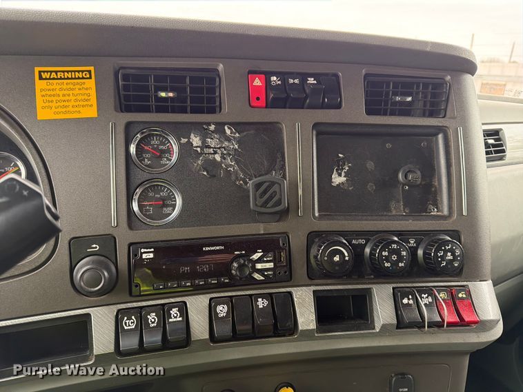 image for item YA1630 2019 Kenworth T680 semi truck