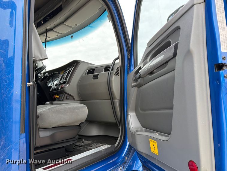 image for item YA1630 2019 Kenworth T680 semi truck